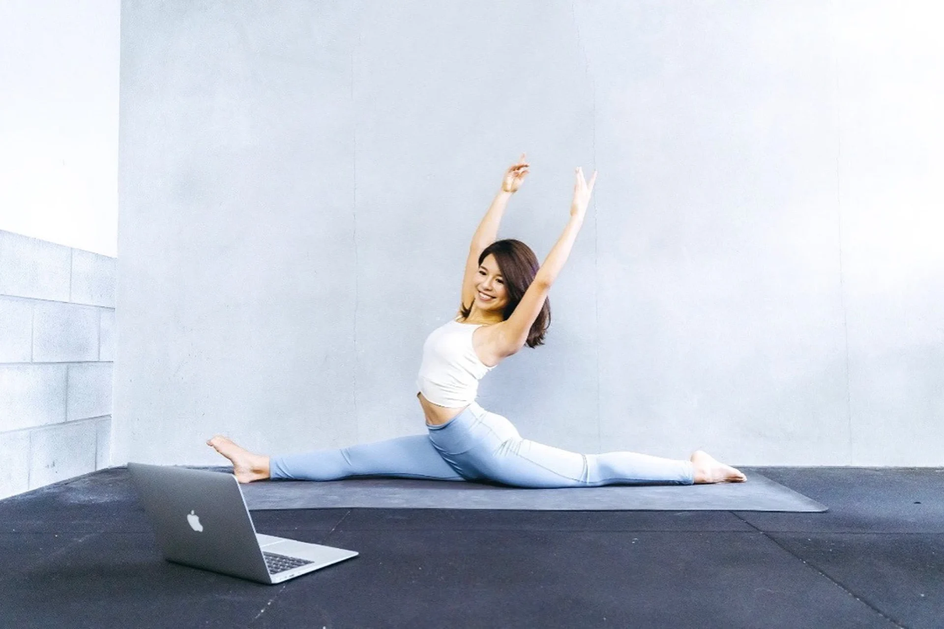 人気講師によるオンラインヨガレッスンを受け放題。