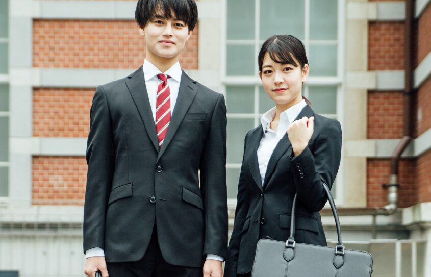 「就活スタートはスーツから！もれなく無料レンタル！」